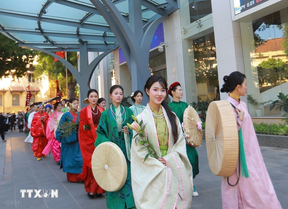 Khối diễu hành đi qua các tuyến phố của Hà Nội. (Ảnh: Khánh Hoà/TTXVN)