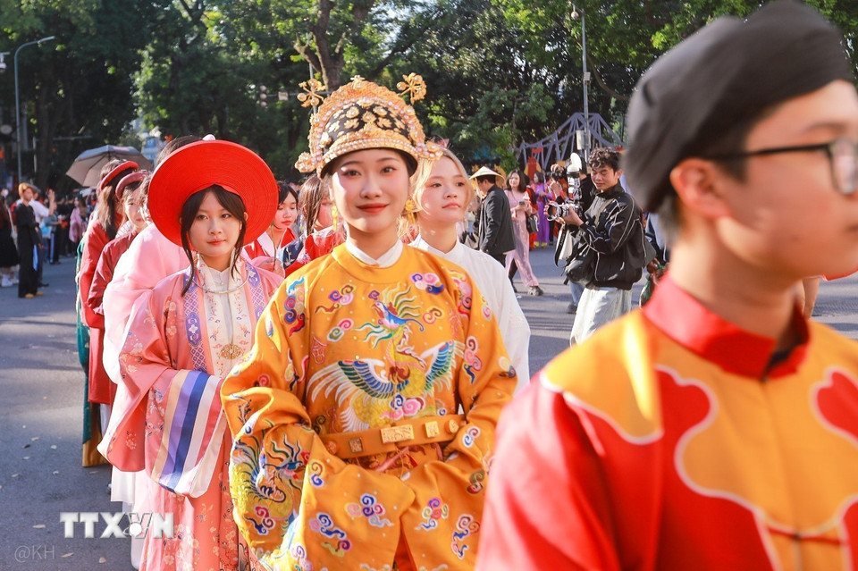 Khối diễu hành đi qua các tuyến phố của Hà Nội. (Ảnh: Khánh Hoà/TTXVN)