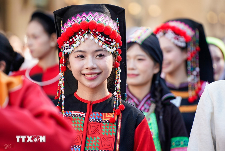 Trang phục truyền thống của 54 dân tộc Việt Nam xuất hiện tại Ngày hội Việt phục "Bách hoa Bộ hành". (Ảnh: Khánh Hoà/TTXVN)