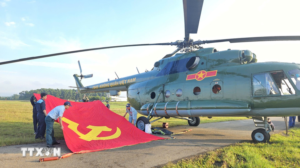Máy bay trực thăng Mi 171 treo cờ trước giờ bay huấn luyện ghép hình. (Ảnh: TTXVN phát)