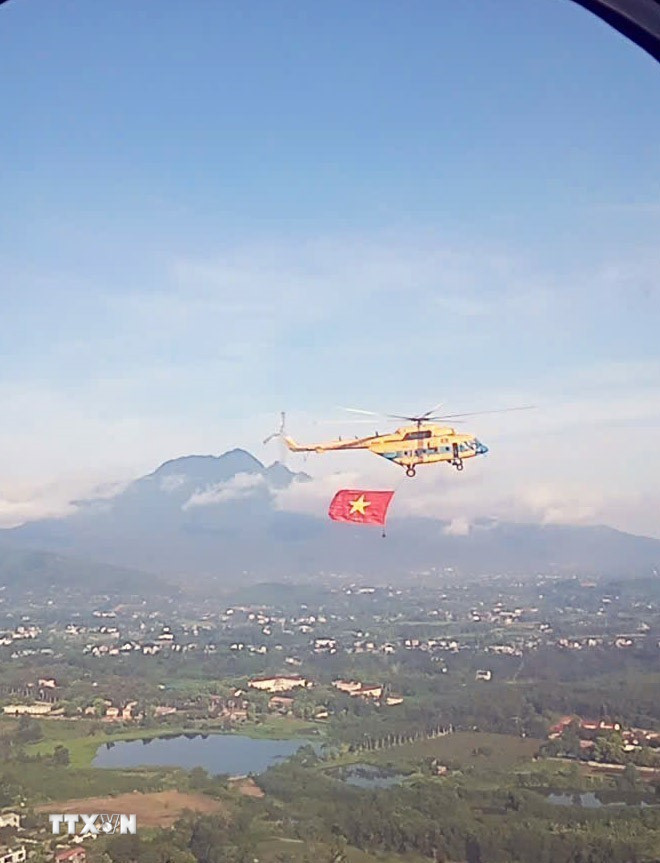 Máy bay trực thăng treo cờ bay huấn luyện ghép hình. (Ảnh: TTXVN phát)