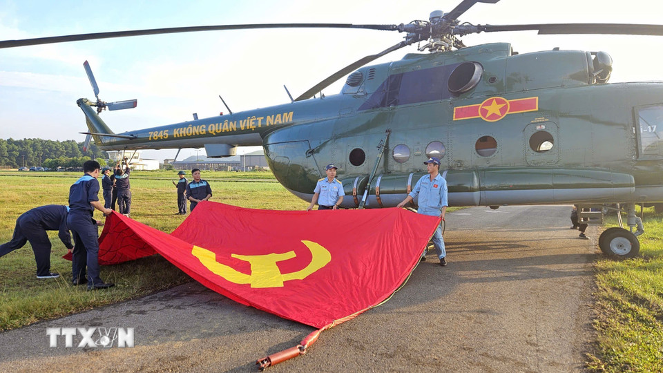 Máy bay trực thăng Mi 171 treo cờ trước giờ bay huấn luyện ghép hình. (Ảnh: TTXVN phát)