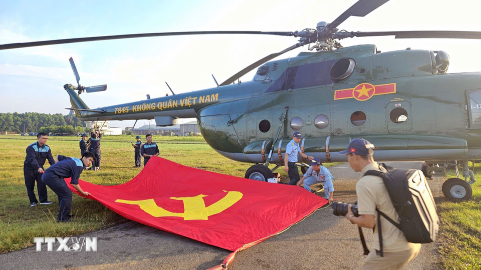 Máy bay trực thăng Mi 171 treo cờ trước giờ bay huấn luyện ghép hình. (Ảnh: TTXVN phát)