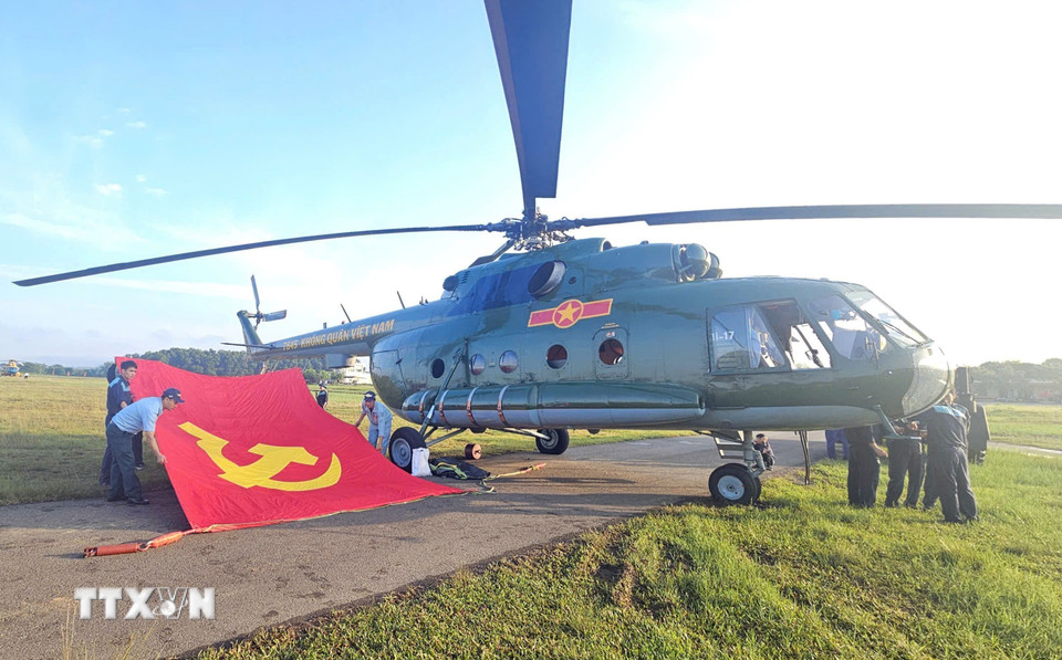 Máy bay trực thăng Mi 171 treo cờ trước giờ bay huấn luyện ghép hình. (Ảnh: TTXVN phát)
