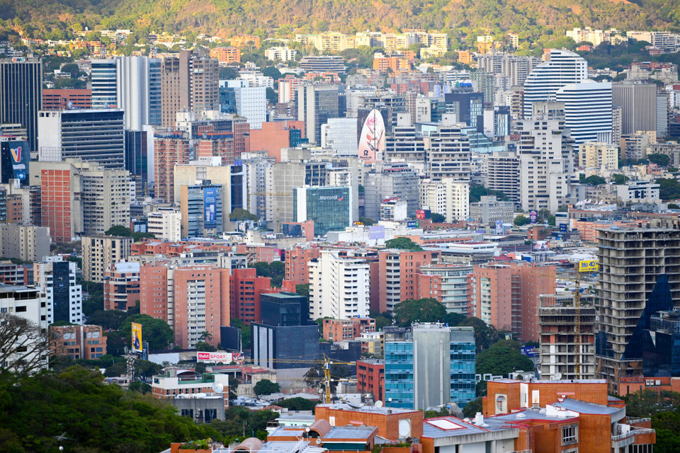 Ngày 14/1/2026, Tổng thống Mỹ Donald Trump cho biết ông đã có “cuộc điện đàm dài” với Tổng thống lâm thời Venezuela Delcy Rodriguez, trong đó hai bên thảo luận nhiều vấn đề song phương và cùng đánh giá cuộc trao đổi là “tích cực”. Trong khi đó, bà Delcy Rodriguez cho biết hai bên đã bàn về chương trình nghị sự song phương vì lợi ích của người dân hai nước, cũng như các vấn đề còn tồn tại trong quan hệ giữa hai Chính phủ. Trong ảnh: Quang cảnh Caracas, Venezuela. (Ảnh: THX/TTXVN)