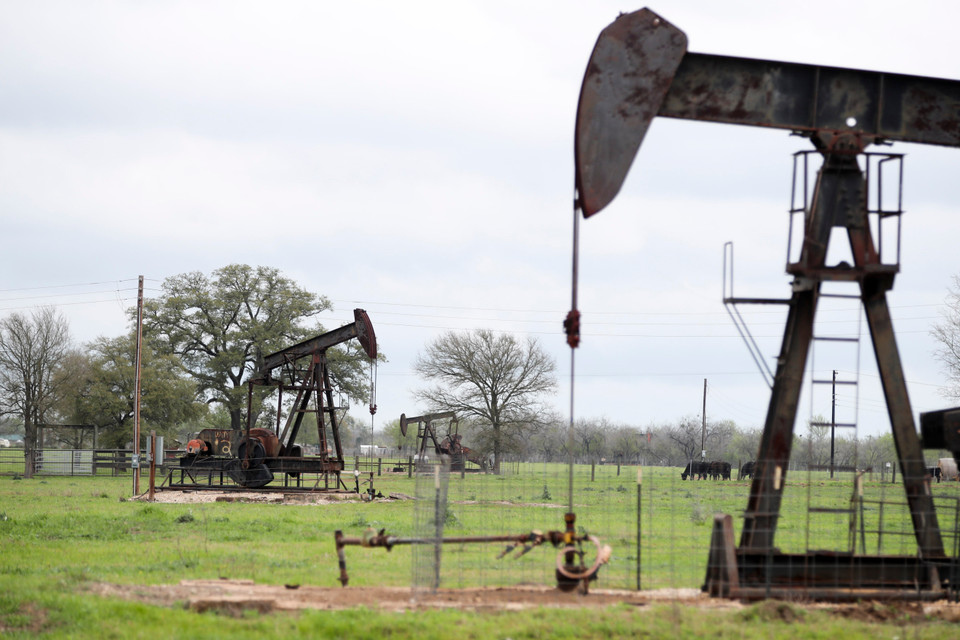 Kết thúc phiên giao dịch 13/1/2026, giá dầu Brent tăng 2,5%, lên 65,47 USD/thùng, còn giá dầu WTI tăng khoảng 2,8%, lên 61,15 USD/thùng. Đà tăng được thúc đẩy sau tuyên bố của Tổng thống Trump về việc áp thuế 25% đối với các quốc gia giao thương với Iran, cùng thông tin các tàu chở dầu tại Biển Đen bị tấn công bằng thiết bị bay không người lái. Trong ảnh: Tháp khoan dầu ở Luling, Texas, Mỹ. (Ảnh: THX/TTXVN)