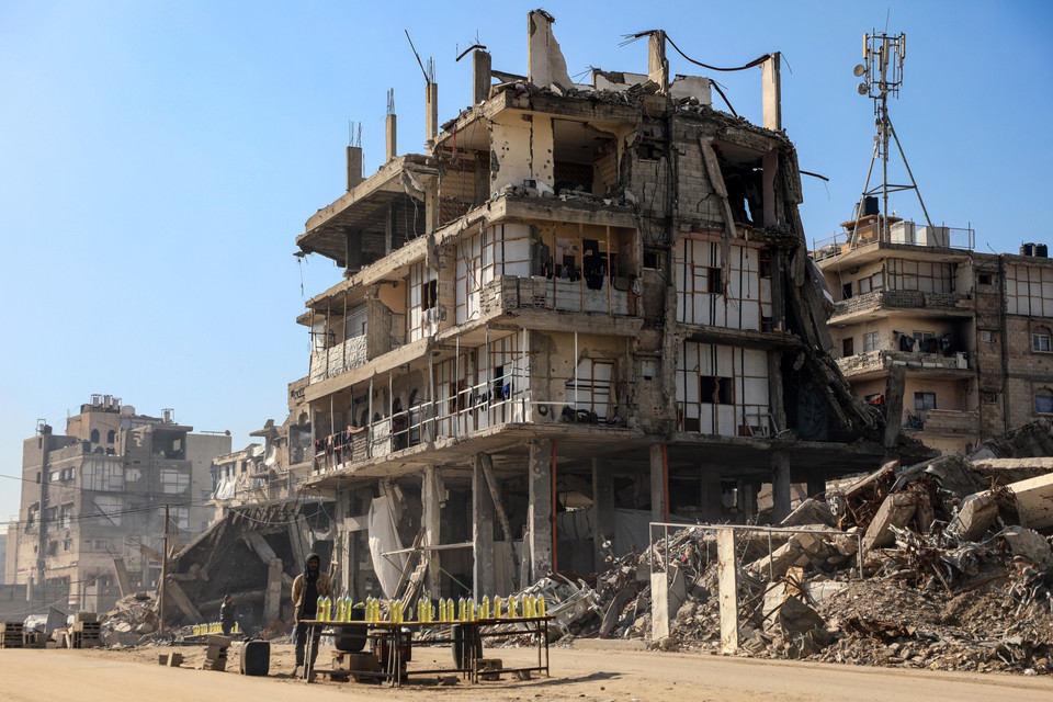 Ngày 14/1/2026, chính quyền Tổng thống Mỹ Donald Trump đã thông báo khởi động giai đoạn thứ 2 của kế hoạch hòa bình Gaza, chuyển trọng tâm từ lệnh ngừng bắn sang giải giáp quân sự, áp dụng quản trị kỹ trị và tiến hành tái thiết. Trong ảnh: Cảnh đổ nát do xung đột tại Gaza. (Ảnh: THX/TTXVN)