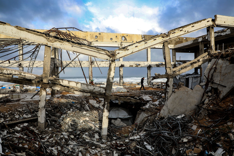 Ngày 14/1/2026, chính quyền Tổng thống Mỹ Donald Trump đã thông báo khởi động giai đoạn thứ 2 của kế hoạch hòa bình Gaza, chuyển trọng tâm từ lệnh ngừng bắn sang giải giáp quân sự, áp dụng quản trị kỹ trị và tiến hành tái thiết. Trong ảnh: Cảnh đổ nát do xung đột tại Gaza. (Ảnh: THX/TTXVN)