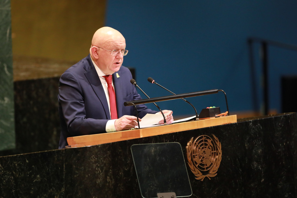 Đại sứ Nga tại LHQ Vassily Nebenzia kêu gọi Mỹ chấm dứt các hành động có nguy cơ làm gia tăng căng thẳng, đồng thời nhấn mạnh rằng cần tôn trọng chủ quyền quốc gia và tránh lặp lại những kịch bản đối đầu quân sự trong khu vực. (Ảnh: THX/TTXVN)