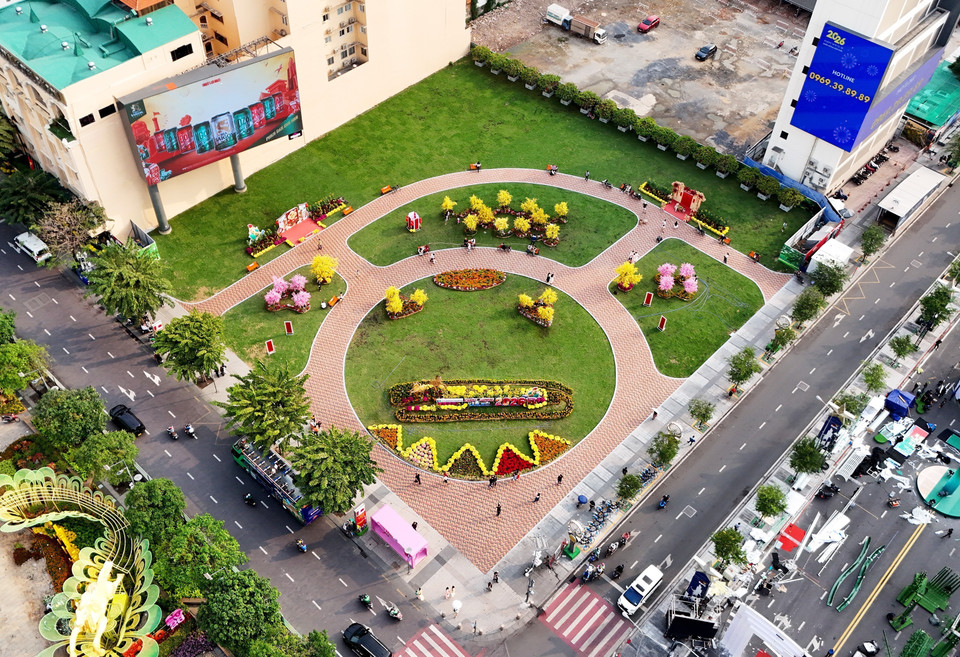 Khu đất số 135 Nguyễn Huệ ngay trung tâm Thành phố Hồ Chí Minh thuộc dự án Thương xá Tax, rực rỡ mảng xanh, sắc vàng cạnh đường hoa Nguyễn Huệ. (Ảnh: Hồng Đạt/TTXVN)