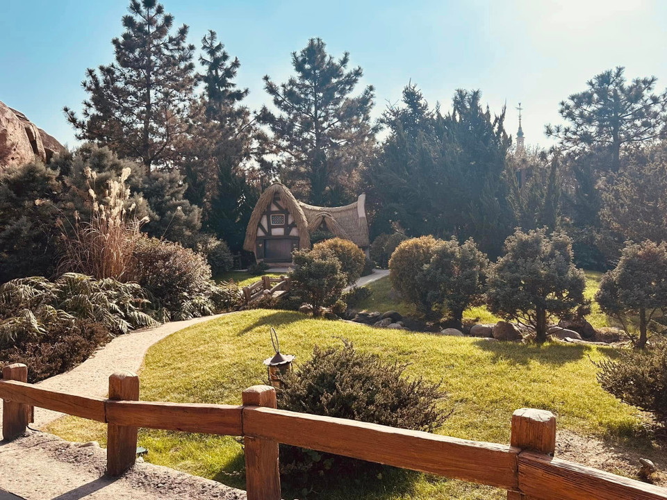 Ngôi nhà của 7 chú lùn trong phim hoạt hình "Nàng bạch tuyết và bảy chú lùn." (Ảnh: Anh Quang/Vietnam+)