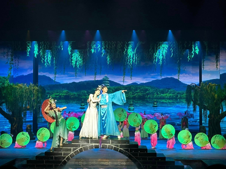 Tiết mục tái hiện lại cảnh Bạch Xà và Hứa Tiên cùng nhau kết duyên. (Ảnh: Anh Quang/Vietnam+)