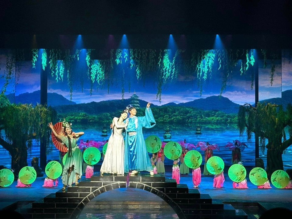 Tiết mục tái hiện lại cảnh Bạch Xà và Hứa Tiên cùng nhau kết duyên. (Ảnh: Anh Quang/Vietnam+)