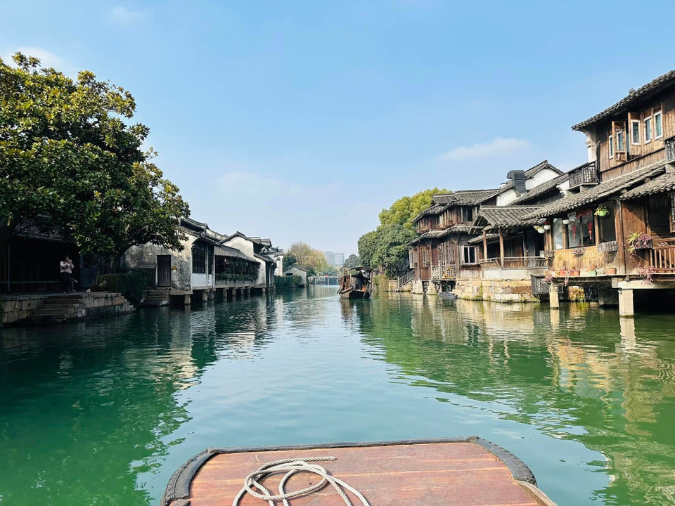 Đi thuyền dọc theo các kênh nước là hoạt động nên thử khi đến với Ô Trấn. (Ảnh: Anh Quang/Vietnam+)