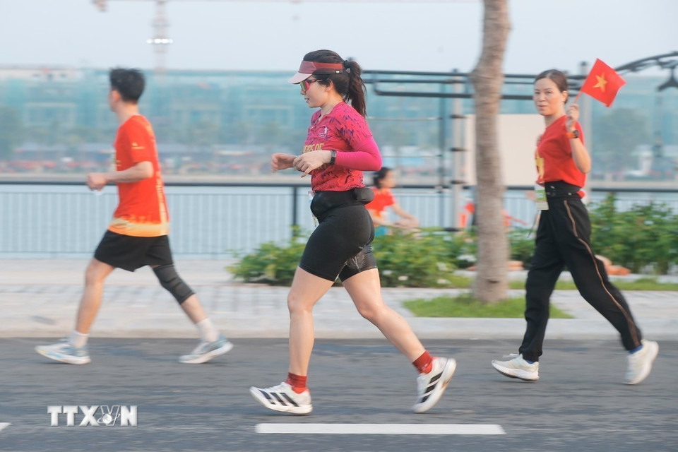 Các Vận động viên tham gia giải chạy. (Ảnh: Minh Quyết/TTXVN)