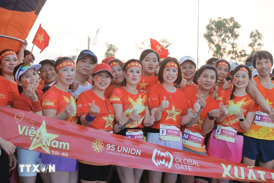 Các Vận động viên tham gia cự ly 9.2km. (Ảnh: Minh Quyết/TTXVN)