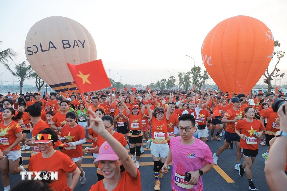 Các Vận động viên xuất phát cự ly 9.2km. (Ảnh: Minh Quyết/TTXVN)