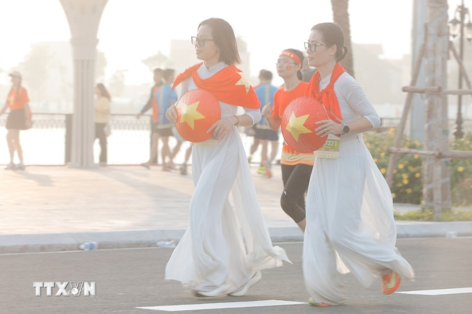 Các Vận động viên tham gia giải chạy. (Ảnh: Minh Quyết/TTXVN)