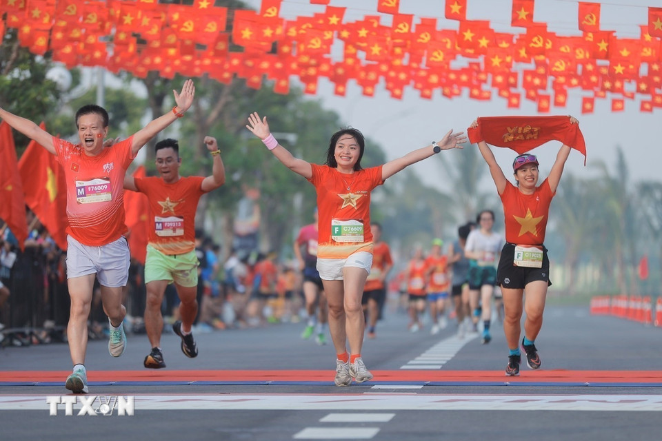 Các Vận động viên về đích các cự ly. (Ảnh: Minh Quyết/TTXVN)