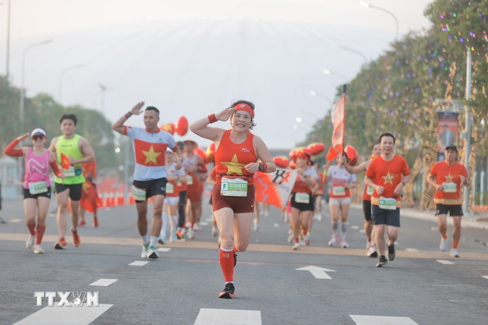 Các Vận động viên tham gia giải chạy. (Ảnh: Minh Quyết/TTXVN)