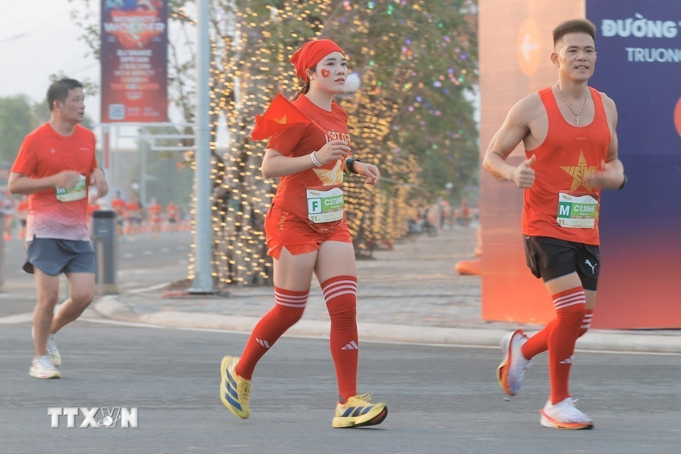 Các Vận động viên tham gia giải chạy. (Ảnh: Minh Quyết/TTXVN)