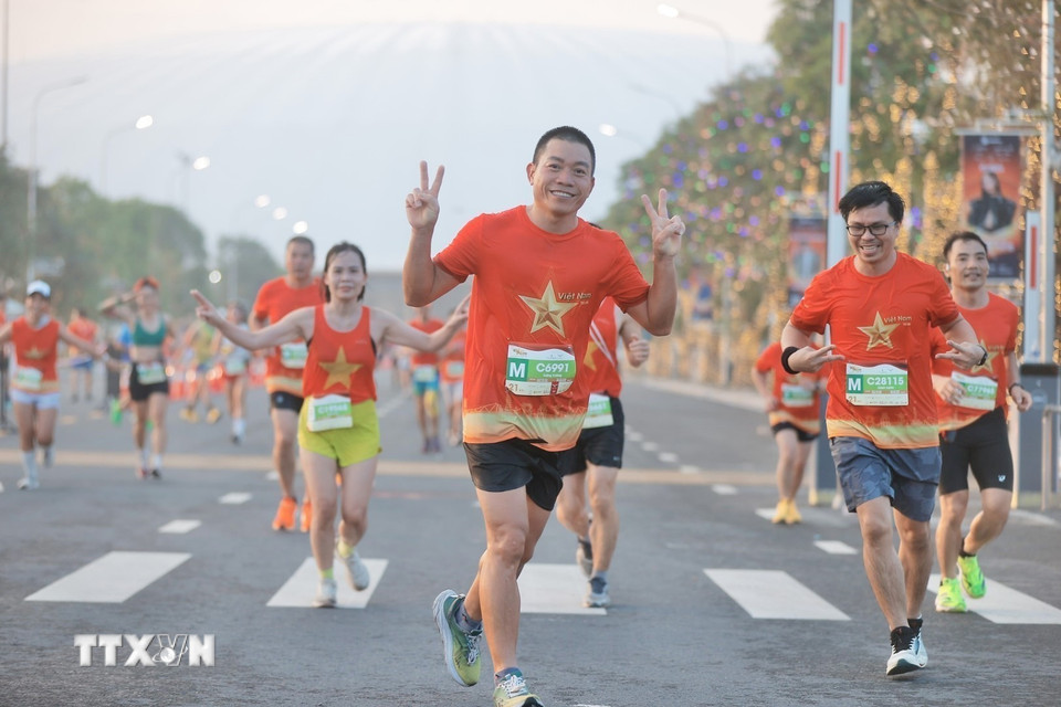 Các Vận động viên tham gia giải chạy. (Ảnh: Minh Quyết/TTXVN)