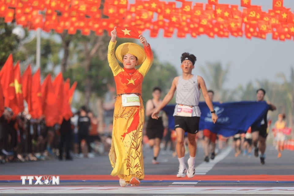 Các Vận động viên tham gia giải chạy. (Ảnh: Minh Quyết/TTXVN)