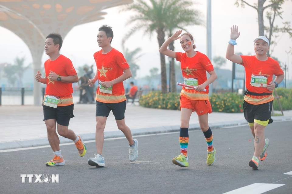 Các Vận động viên tham gia giải chạy. (Ảnh: Minh Quyết/TTXVN)