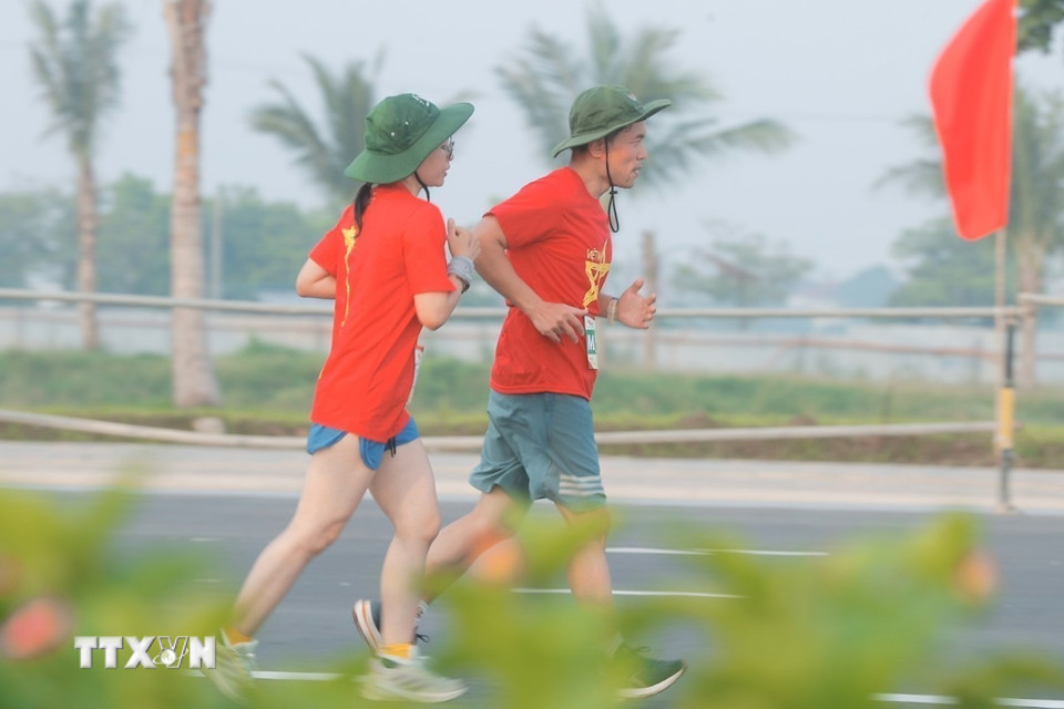 Các Vận động viên tham gia giải chạy. (Ảnh: Minh Quyết/TTXVN)