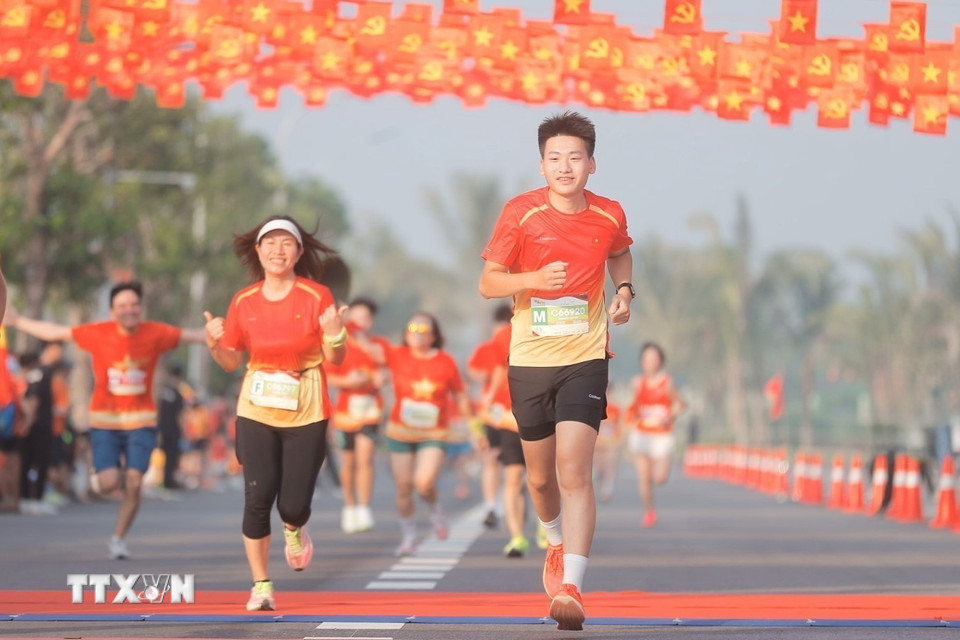Các Vận động viên tham gia giải chạy. (Ảnh: Minh Quyết/TTXVN)