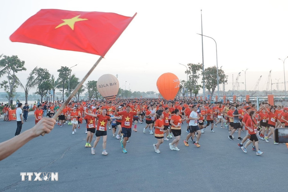 Các Vận động viên tham gia giải chạy. (Ảnh: Minh Quyết/TTXVN)