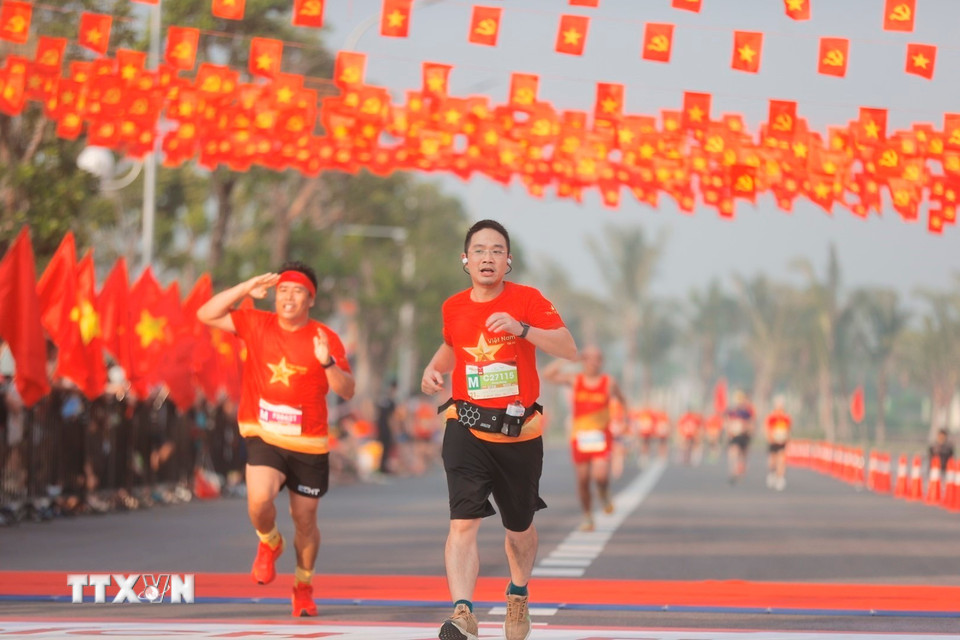 Các Vận động viên tham gia giải chạy. (Ảnh: Minh Quyết/TTXVN)