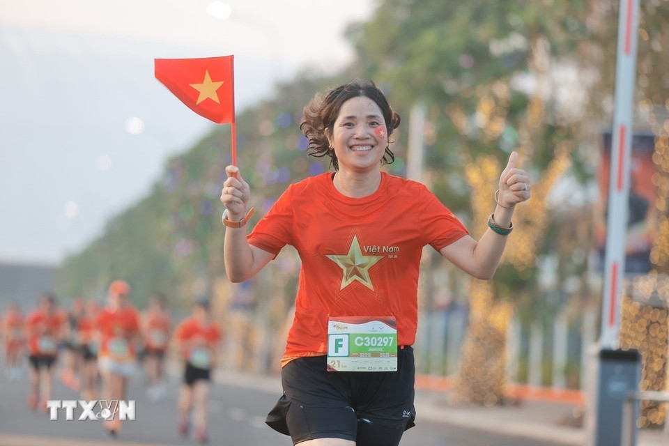 Các Vận động viên tham gia giải chạy. (Ảnh: Minh Quyết/TTXVN)