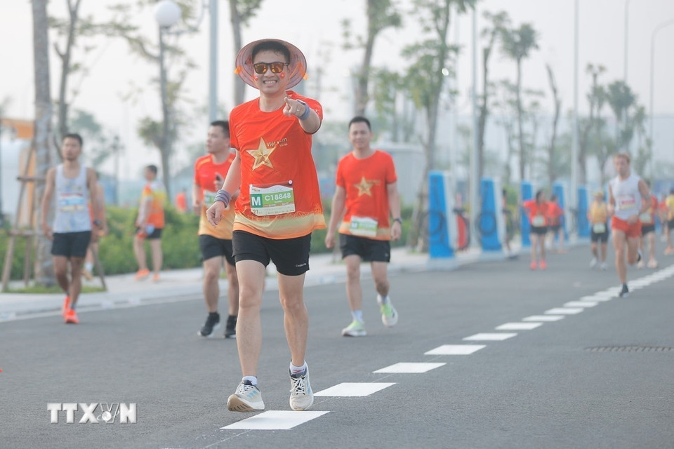 Các Vận động viên tham gia giải chạy. (Ảnh: Minh Quyết/TTXVN)