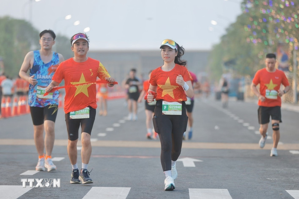 Các Vận động viên tham gia giải chạy. (Ảnh: Minh Quyết/TTXVN)