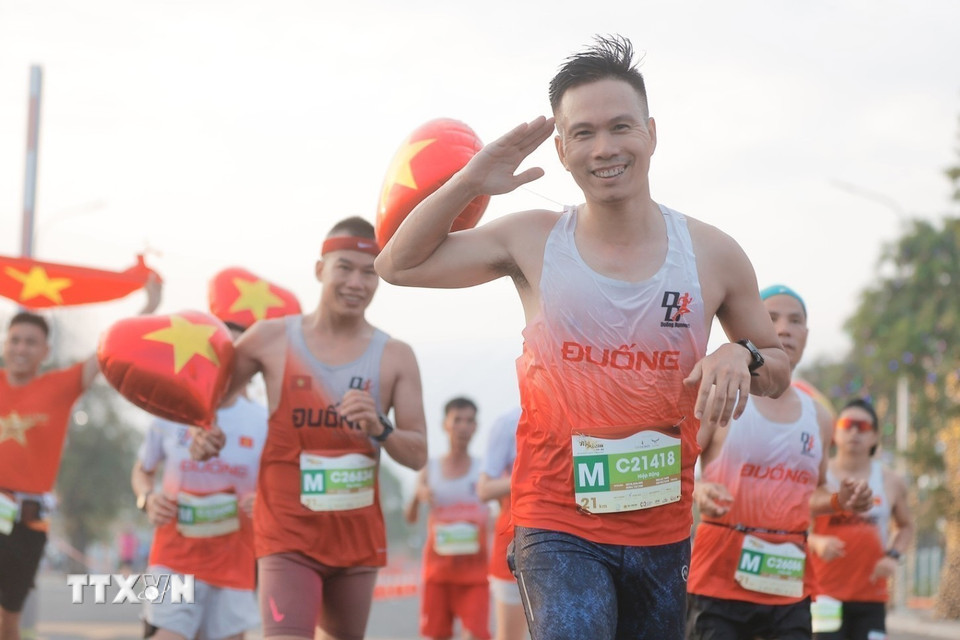 Các Vận động viên tham gia giải chạy. (Ảnh: Minh Quyết/TTXVN)