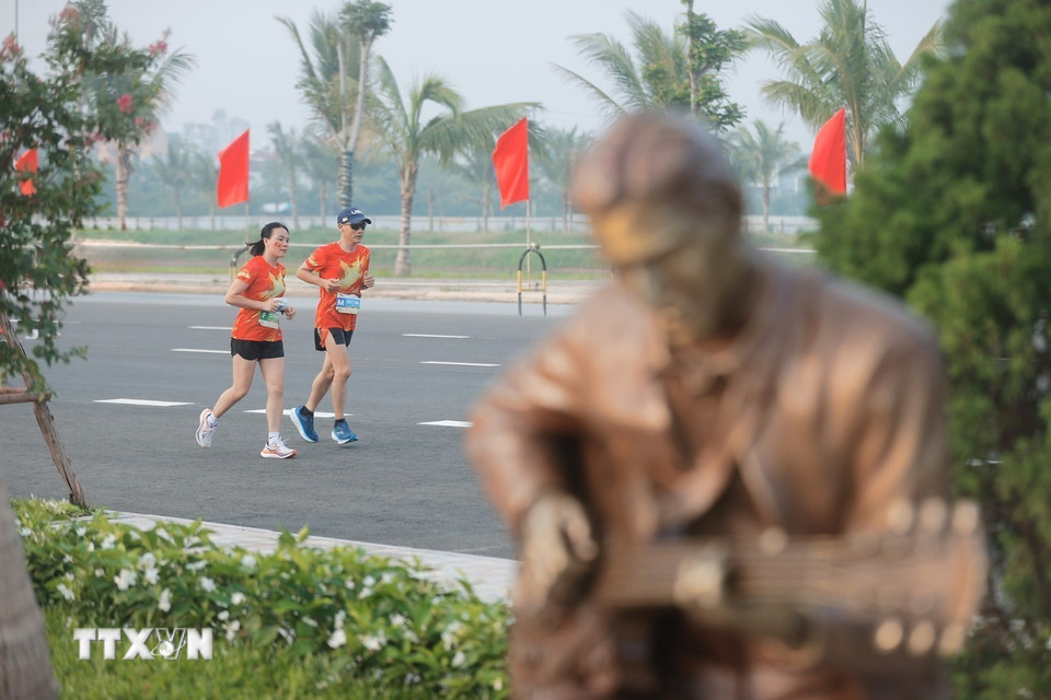 Các Vận động viên tham gia giải chạy. (Ảnh: Minh Quyết/TTXVN)