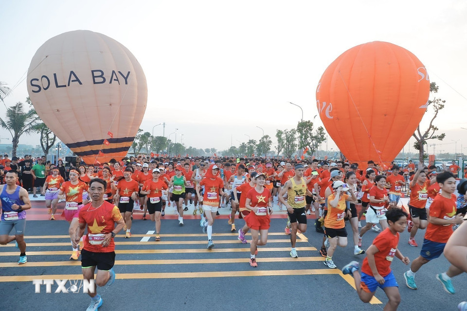 Các Vận động viên xuất phát cự ly 9.2km. (Ảnh: Minh Quyết/TTXVN)