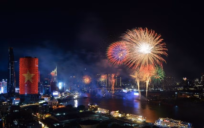 Khoảnh khắc pháo hoa rực sáng, tuyệt đẹp trên bầu trời thành phố Hồ Chí Minh. (Ảnh: Mạnh Linh/TTXVN)