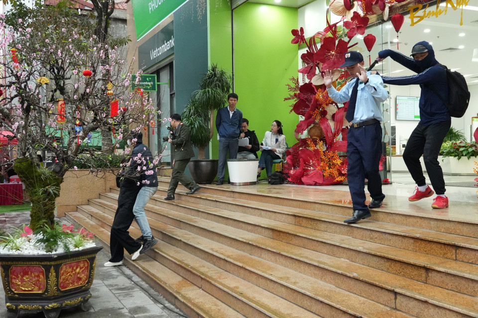 Các đối tượng khống chế con tin trong quá trình tẩu thoát tại tình huống diễn tập. (Ảnh: Đức Phương/TTXVN)