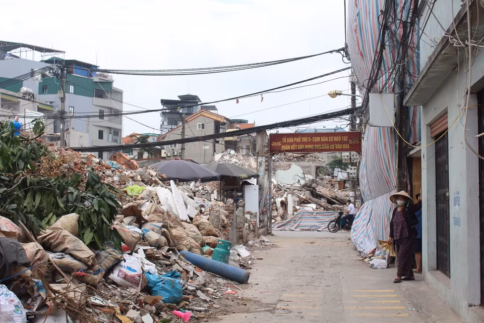 Người dân phường Đông Ngạc nơi có dự án đi qua đồng thuận tháo dỡ, bàn giao mặt bằng cho đơn vị thi công. (Ảnh: Nguyễn Thắng/TTXVN)