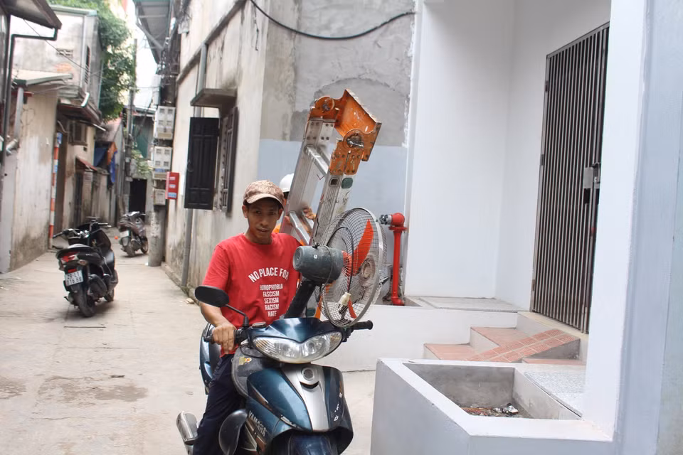Người dân thu dọn đồ đạc để tháo dỡ nhà bàn giao mặt bằng cho đơn vị thi công. (Ảnh: Nguyễn Thắng/TTXVN)