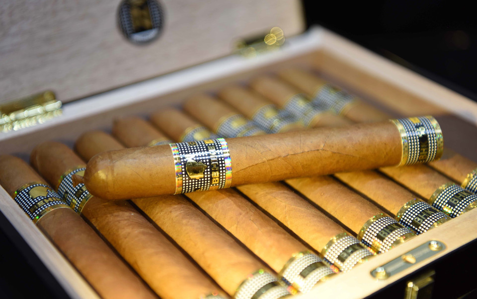 Điếu cigar Cohiba Behike 56 “sang chảnh” có giá hơn 500 USD. (Ảnh: Việt Hùng/TTXVN)