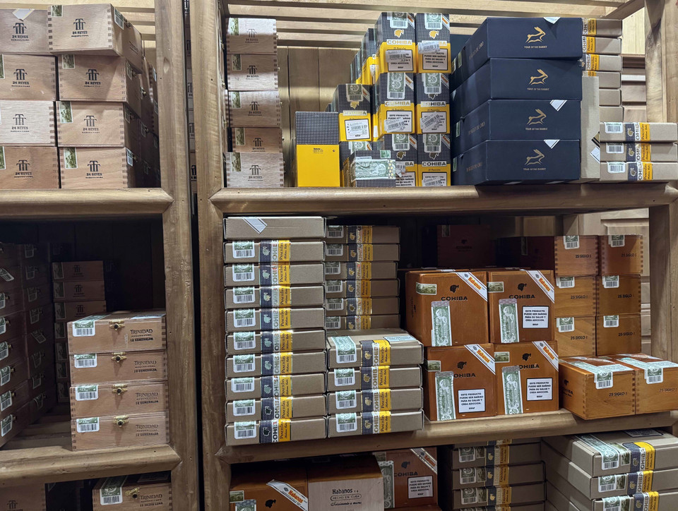 Một kệ cigar có giá hàng nghìn USD/hộp. (Ảnh: Việt Hùng/TTXVN)