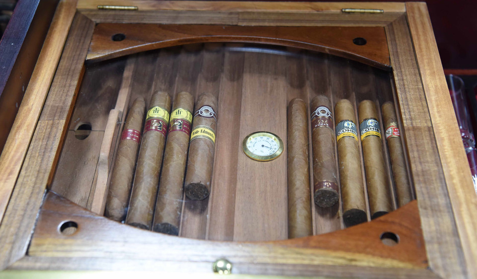 Những điếu cigar thượng hạng được bảo quản trong tủ giữ ẩm. (Ảnh: Việt Hùng/TTXVN)