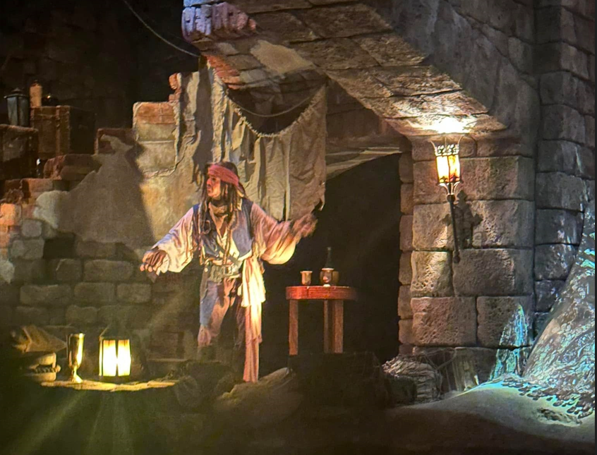 Thuyền trưởng Jack Sparrow, nhân vật chính của loạt phim nổi tiếng Cướp biển vùng Caribbean. (Ảnh: Anh Quang/Vietnam+)