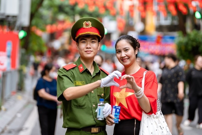 Tình bạn và tình yêu tổ quốc luôn đong đầy trong tim các bạn trẻ Việt Nam. (Ảnh: Vi Nam/Vietnam+)