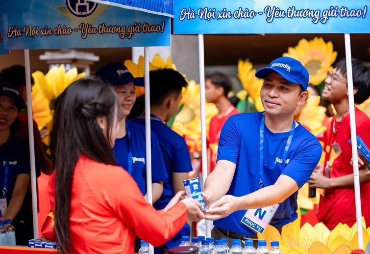 15 điểm tiếp ứng các sản phẩm dinh dưỡng của Vinamilk được triển khai dọc các tuyến đường trọng điểm khá thuận tiện để phục vụ lực lượng làm nhiệm vụ và người dân tham gia cổ vũ. Hòa cùng niềm vui của nhân dân cả nước, vinh dự được nhận nhiệm vụ, đội ngũ tiếp sức dinh dưỡng của Vinamilk luôn vui tươi với tinh thần sẵn sàng phục vụ. (Ảnh: Vi Nam/Vietnam+)