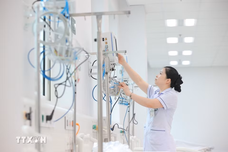 Với quy mô 1.000 giường bệnh, để chuẩn bị cho việc đưa vào hoạt động, đơn vị đã chủ động bố trí nguồn nhân lực, trang thiết bị và các điều kiện cần thiết nhằm sẵn sàng vận hành ngay từ giai đoạn đầu. (Ảnh: Minh Quyết/TTXVN)