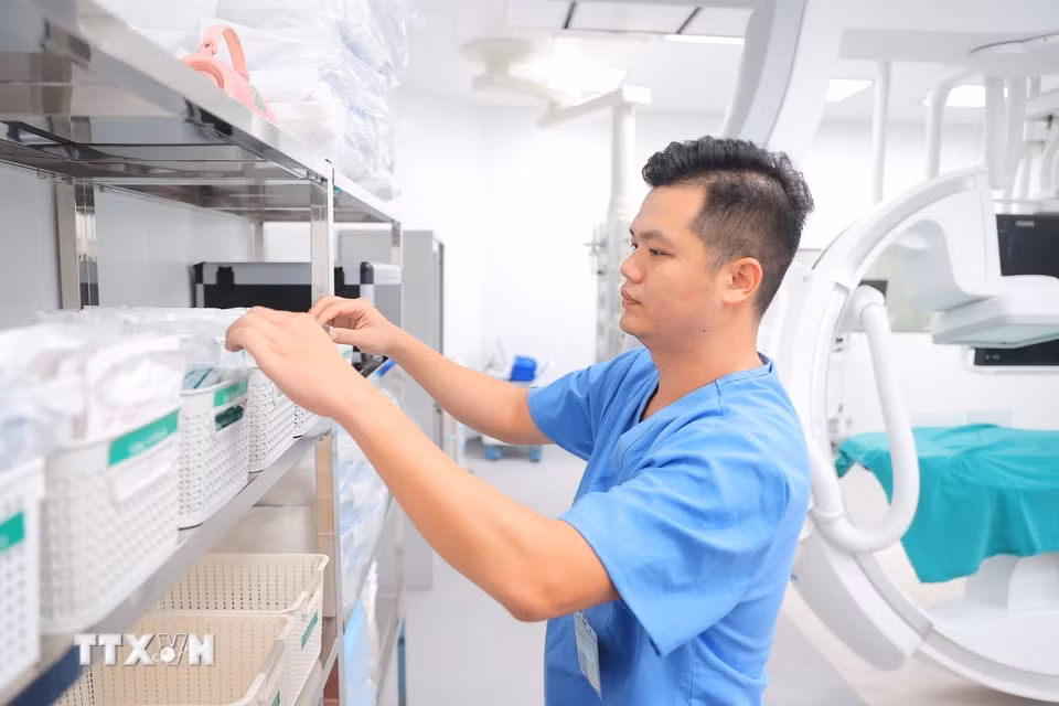 Tại phòng chụp mạch và can thiệp số hóa xóa nền (DSA), bệnh viện trang bị hệ thống DSA thế hệ mới, có khả năng thực hiện đồng thời các kỹ thuật can thiệp thần kinh và can thiệp mạch ngoại biên. Đối với lĩnh vực thần kinh, hệ thống hỗ trợ điều trị nhiều bệnh lý phức tạp như phình động mạch não, dị dạng mạch máu não... (Ảnh: Minh Quyết/TTXVN)